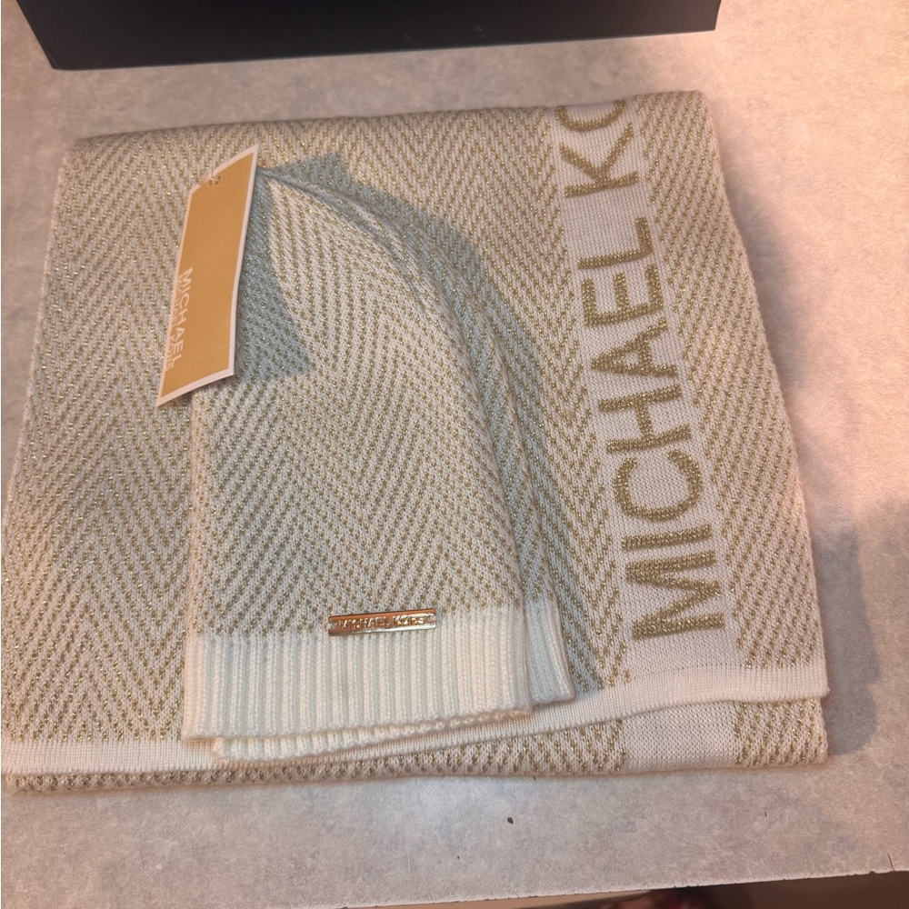 MICHAEL KORS MUFFLER AND BEANIE SET CREAM GOLD METALLIC ZIG ZAG MSRP $98.00 NWT